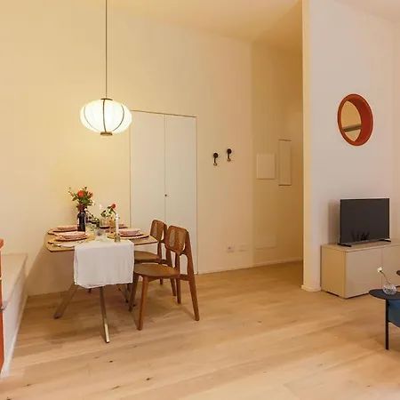 The Rent - Characterful Two-bedroom Flat Steps From Palestro Apartment *